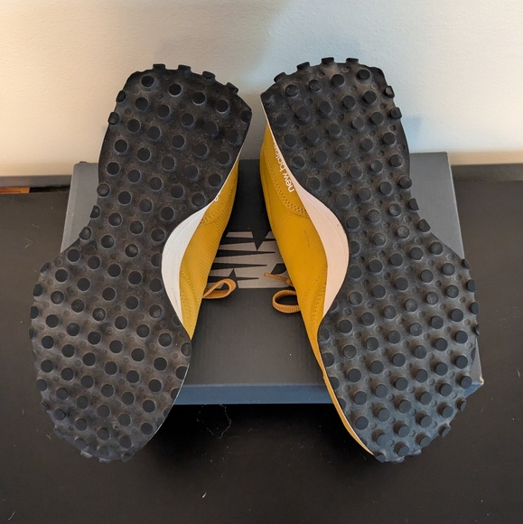 New Balance yellow/gold 327s (9.5) - Picture 4 of 7